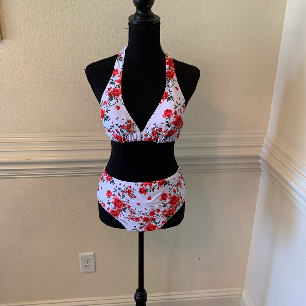White flower 2 piece bathing suit